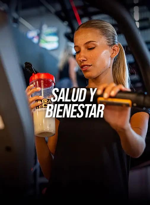 Mujer entrenando en un gimnasio con shaker Ultra Tech, representando un estilo de vida saludable, bienestar y nutrición deportiva.